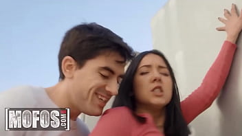 Lucky Jordi Encounters Voluptuous Valeria Valois Begging for His Assistance in Return for a Hot Blowjob – Mofos