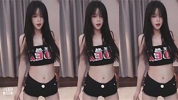 Chinese babe flaunts her tight curves in seductive dance