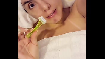 Shaved pussy and squirt show … Full video on bolivianamimi.tv